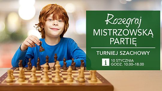 chłopiec grający w szachy