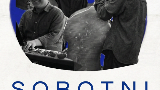 Sobotni Jazz w MONKA | koncert na żywo Trio jazzowe grające na scenie