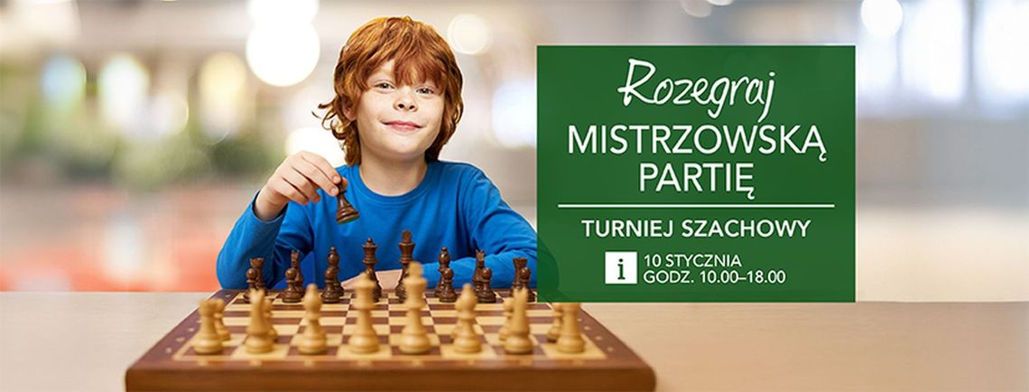 chłopiec grający w szachy